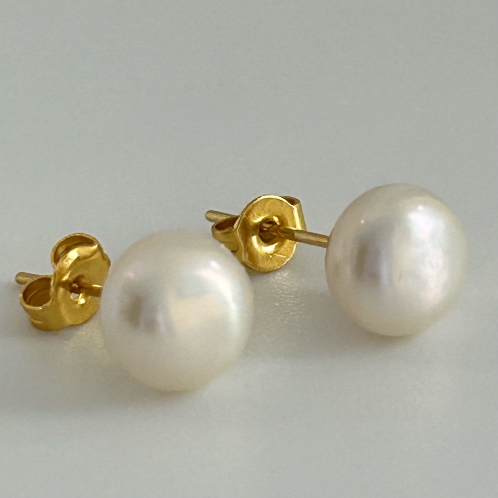 8-9mm White Freshwater Pearl Gold Plated Stud Earrings